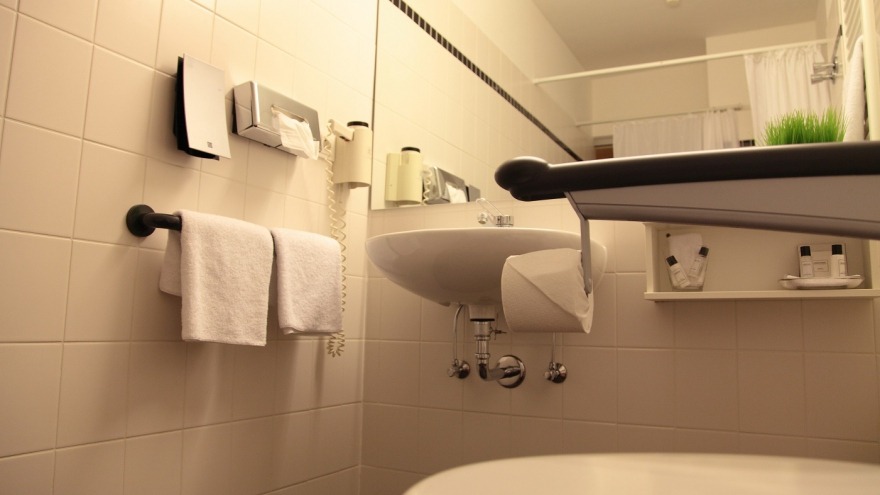 ebenerdiges Badezimmer relexa hotel Berlin - Standard Zimmer behindertenfreundliches Bad